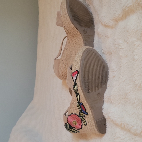 Beige wedge sandal - Picture 5 of 6